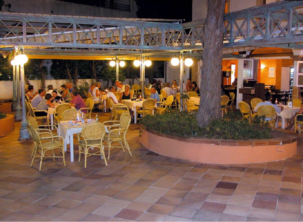 Hotel Beachclub Font De Sa Cala Zewnętrze zdjęcie
